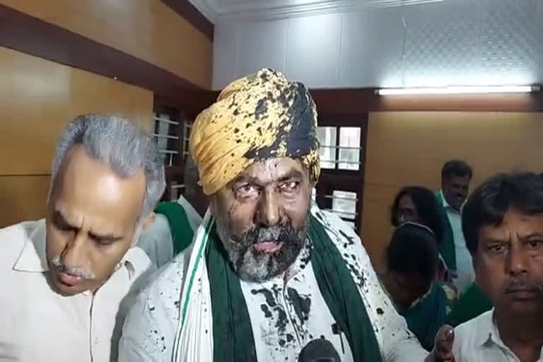 protest against Rakesh Tikait  Karnataka Rakshana vedike protest against Rakesh tikait  Rakesh Tikait attacked in bengaluru  രാകേഷ് ടിക്കായത്തിന്‍റെ മുഖത്ത് കറുത്ത മഷി ഒഴിച്ചു  രാകേഷ്‌ ടിക്കായത്തിന് നേരെ ആക്രമണം