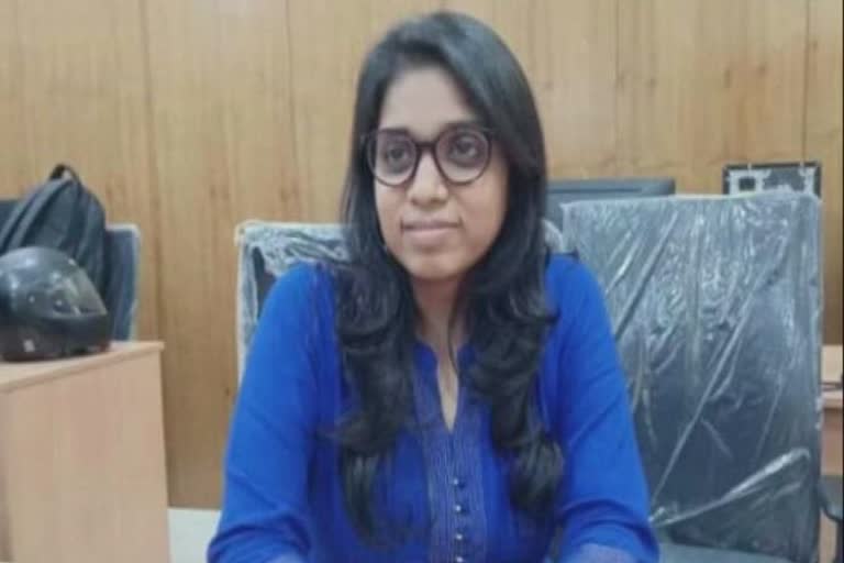 Loss of vision did not stop this UPSC aspirant  Mysore blind candidate Meghana gets 425th rank in UPSC  Mysore blind candidate Meghana  2020ൽ യുപിഎസ്‌സിയിൽ 465 റാങ്ക് നേടി മേഘന  2021ൽ 425ാം റാങ്ക് നേടി മേഘന  ട്രഷറി വകുപ്പിൽ ജോലി ചെയ്യുന്ന മേഘന  2021 യുപിഎസ്‌സി പരീക്ഷ റാങ്ക് നേടിയ പെൺകുട്ടി  കാഴ്‌ചശക്തി ഇല്ലാതെ യുപിഎസ്‌സി പരീക്ഷയിൽ റാങ്ക് നേടിയ പെൺകുട്ടി