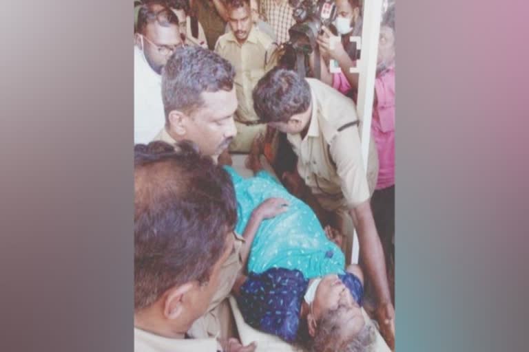 old woman stuck in the elevator  accident  ആശുപത്രി ലിഫ്റ്റിൽ കുടുങ്ങി വയോധിക  ആശുപത്രി ലിഫ്റ്റിൽ വയോധിക തലകീഴായി കുടുങ്ങി കിടന്നത് അരമണിക്കൂർ  ആശുപത്രി ലിഫ്റ്റിൽ വയോധിക തലകീഴായി കുടുങ്ങി കിടന്നു  സ്വകാര്യ ആശുപത്രിയിലെ ലിഫ്റ്റില്‍ തലകീഴായി കുടുങ്ങി കിടന്ന് വയോധിക  ലിഫ്റ്റിൽ കുടുങ്ങി വയോധിക  ലിഫ്റ്റിൽ കുടുങ്ങിയ വയോധികയെ രക്ഷിച്ച് അഗ്നിരക്ഷാസേന