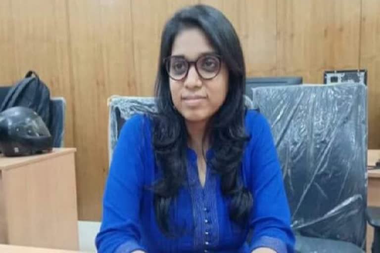 பார்வை குறைபாட்டை தாண்டியும் சிவில் தேர்வில் சாதித்த சாதனை மாணவி!