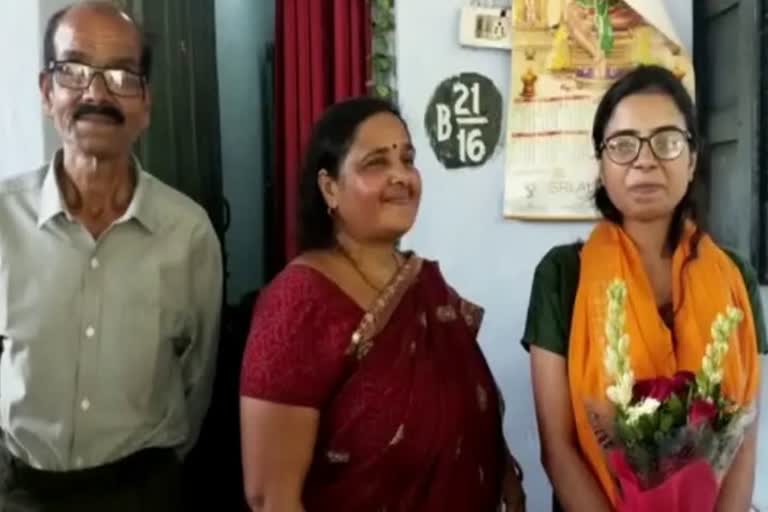 Divya Pandey got 323rd rank in UPSC  Divya Pandey of Rajrappa  Ramgarh news  Jharkhand news  रजरप्पा की दिव्या पांडेय  दिव्या पांडेय को यूपीएससी में 323वां रैंक  बधाई देने वालों का तांता  डीएवी स्कूल रजरप्पा  यूपीएससी की परीक्षा  UPSC result 2022  UPSC result 2022