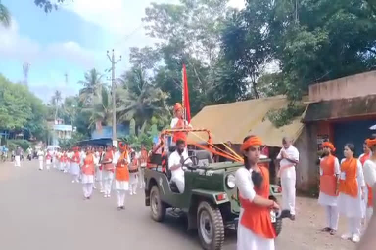 police filed case on viswahindu parishath activists in Thiruvananthapuram  police filed case on viswahindu parishath activists  ആയുധങ്ങളുമായി പ്രകടനം നടത്തിയ സംഭവം  മതവിദ്വേഷം വളർത്തുന്ന തരത്തിൽ പരിപാടി സംഘടിപ്പിച്ചവർക്കെതിരെ കേസ്  ആയുധങ്ങളുമായി പ്രകടനം നടത്തി വിശ്വഹിന്ദു പരിഷത്ത് പ്രവർത്തകർ  പഠനശിബിരത്തിനോട് അനുബന്ധിച്ച് മതവിദ്വേഷം വളർത്തുന്ന ഘോഷയാത്ര  ആയുധങ്ങൾ കയ്യിലേന്തി വിശ്വഹിന്ദു പരിഷത്ത് വനിത പ്രവർത്തകർ