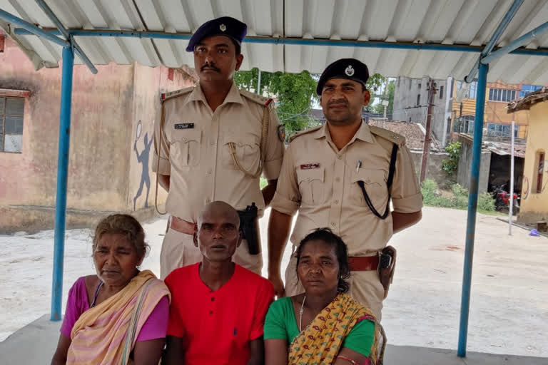 Khunti Police reunites mad man with his family