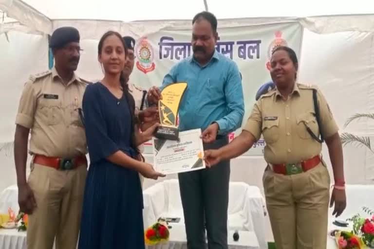 Police honored the meritorious students of Koriya district