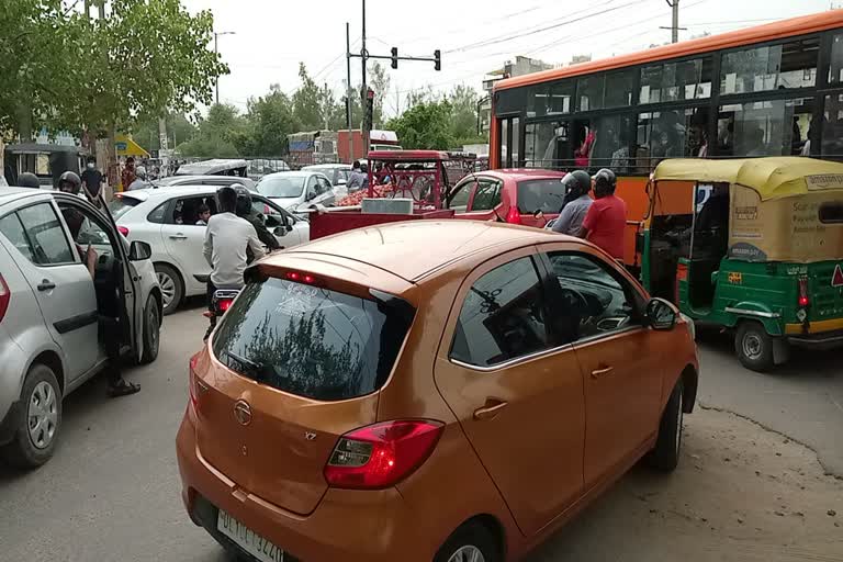 Traffic signal bad in posh suburban Dwarka people struggle in jams for hours every day