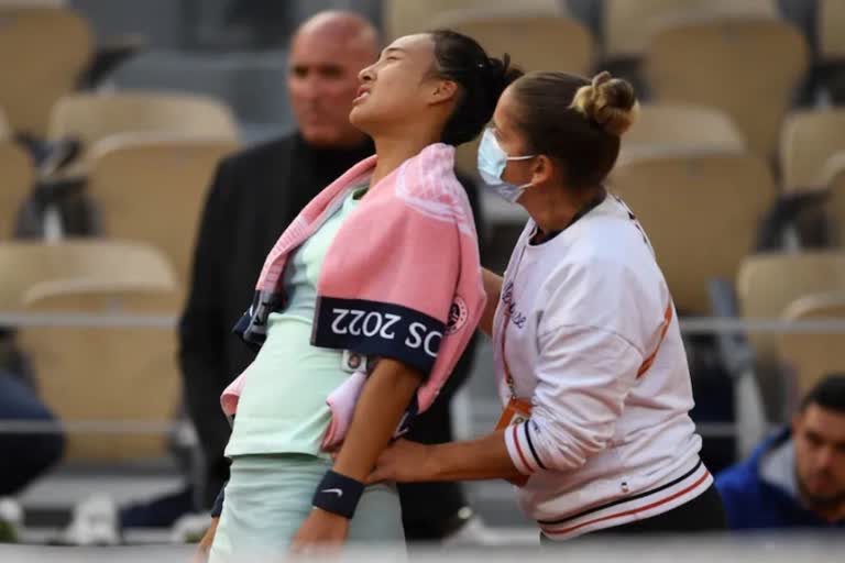 Iga Swiatek  French Open  Zheng Qinwen after menstrual cramps end her Roland Garros dream  Zheng Qinwen  menstrual cramps  women athletes menstrual cramps  വനിത അത്‌ലറ്റുകളുടെ ആര്‍ത്തവ പ്രശ്‌നം  ഇഗാ സ്വിറ്റെക്  ചാങ് ഷിന്‍വെന്‍  ഫ്രഞ്ച് ഓപ്പണ്‍ ടെന്നീസ്