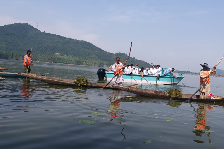 Andhra Pradesh tourists held cleanness drive in dal lake srinagar