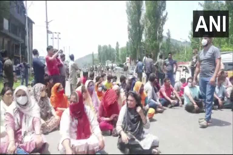 Kashmiri Pandit employees threaten mass migration after teacher's killing in Kulgam  സുരക്ഷ നൽകിയില്ലെങ്കിൽ കൂട്ട പലായനം നടത്തുമെന്ന് കശ്‌മീരി പണ്ഡിറ്റുകൾ  കശ്‌മീരി പണ്ഡിറ്റായ അധ്യാപിക കൊല്ലപ്പെട്ടു  കശ്‌മീരി പണ്ഡിറ്റുകൾക്ക് നേരെ ഭീകരാക്രമണം  Kashmiri Pandit teacher killed in Kulgam  KULGAM MILITANT ATTACK TEACHER SHOT DEAD