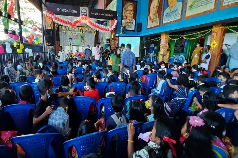 kerala schools opening and new academic year start today  kerala schools opening today  new academic year start today  School opening  സംസ്ഥാനത്ത് ഇന്ന് സ്‌കൂൾ പ്രവേശനോത്സവം  സ്‌കൂൾ പ്രവേശനോത്സവം ഇന്ന്  ഒന്നാം ​ക്ലാസിലേക്ക് പ്രവേശിക്കാനിരിക്കുന്നത് നാല് ലക്ഷത്തോളം കുട്ടികൾ  സംസ്ഥാനത്ത് സ്‌കൂളുകളിൽ ഇന്ന് പ്രവേശനോത്സവം  സ്‌കൂൾ പ്രവേശനോത്സവത്തിന്‍റെ സംസ്ഥാനതല ഉദ്ഘാടനം മുഖ്യമന്ത്രി നിർവഹിക്കും  സംസ്ഥാനതലം സ്‌കൂൾ പ്രവേശനോത്സവം