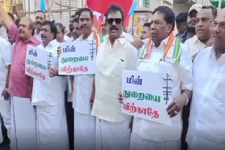 புதுச்சேரி மின்துறையை தனியார் மயமாக்கும் நடவடிக்கையை எதிர்த்து திமுக,காங்கிரஸ் போராட்டம்