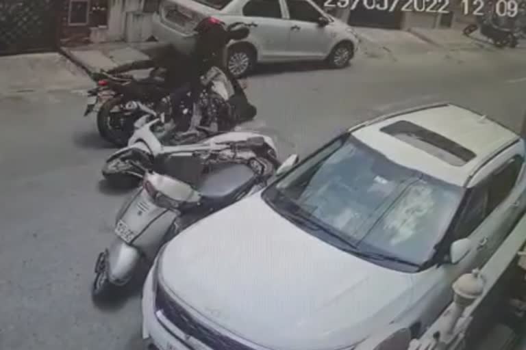 பெங்களூரு; ஸ்கூட்டி-பைக் நேருக்கு நேர் மோதி இளைஞர் உயிரிழப்பு.. பதறவைக்கும் சிசிடிவி