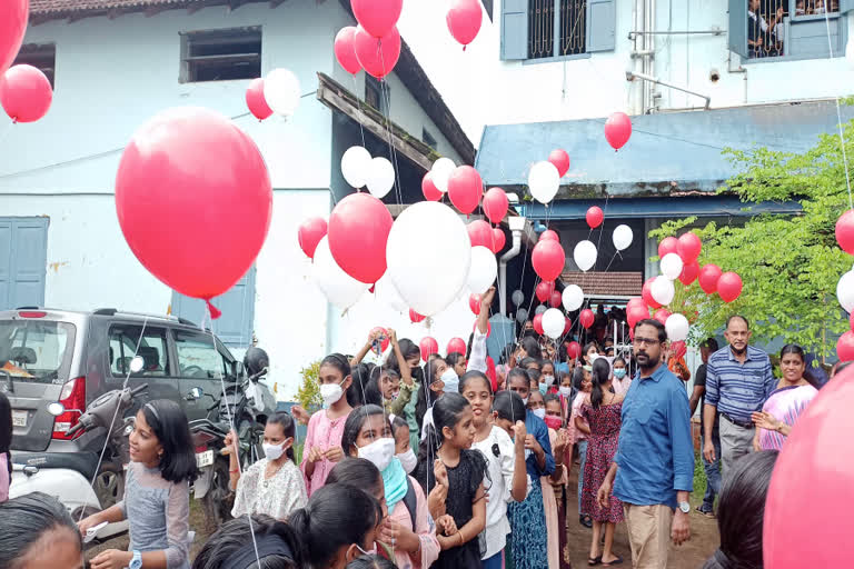 ആടിപ്പാടി കുരുന്നുകൾ സ്‌കൂളിലേക്ക്  സ്‌കൂൾ പ്രവേശനോത്സവം  കൊവിഡിനെ തുടർന്ന് അടച്ചിടേണ്ടി വന്ന വിദ്യാലയങ്ങൾ പൂർണ തോതില്‍ തുറന്നു  സ്‌കൂള്‍ വര്‍ഷം ആരംഭിച്ചു  Kozhikode school opening  school opening  academic year starts today