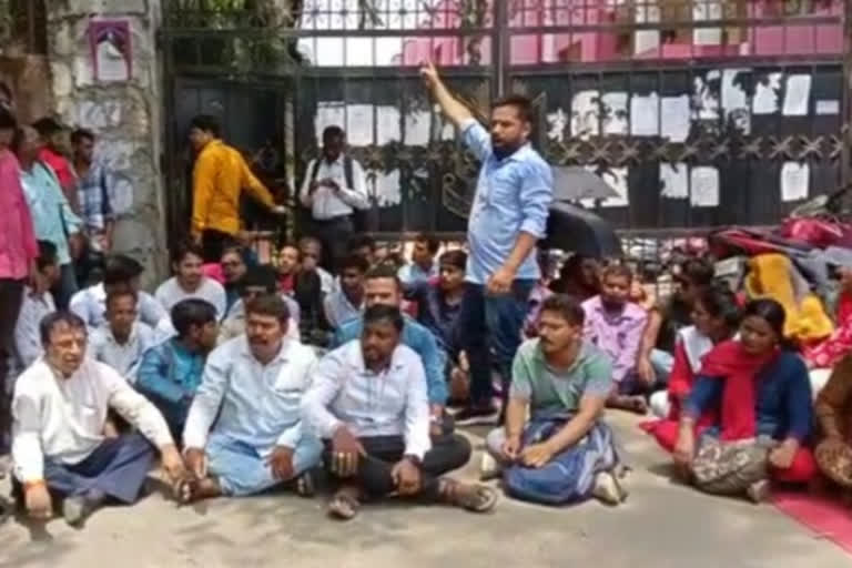 ruckus-of-employees-outside-doranda-college-in-ranchi