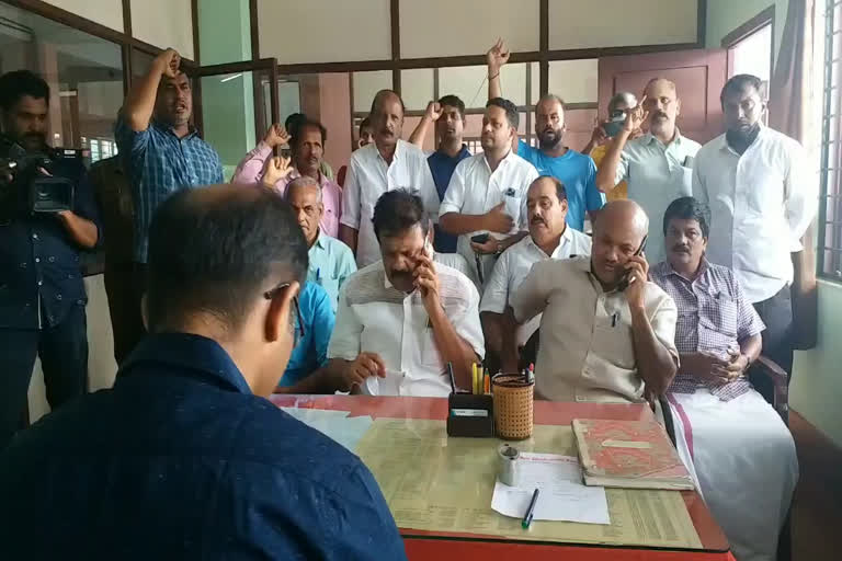 protest against shifting of kasargod ksrtc district headquarters to kanhangad  കാസർകോട് കെഎസ്ആർടിസി ജില്ലാ ആസ്ഥാനത്ത് യുഡിഎഫ് പ്രവർത്തകരുടെ പ്രതിഷേധം  protest in kasargod ksrtc district headquarters  എൻഎ നെല്ലിക്കുന്ന് എംഎൽഎയുടെ നേതൃത്വത്തിൽ ജില്ലാ ട്രാൻസ്പോർട്ട് ഓഫീസറെ യുഡിഎഫ് പ്രവർത്തകർ ഉപരോധിച്ചു  kasargod ksrtc district headquarters shifting to kanhangad