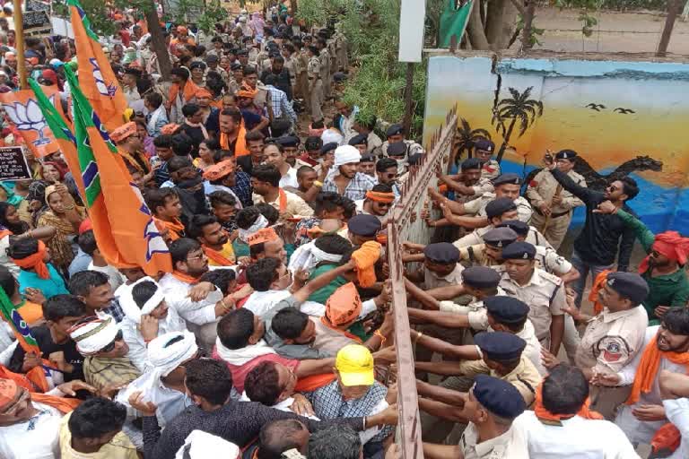 Ruckus of BJP workers outside Durg Nigam
