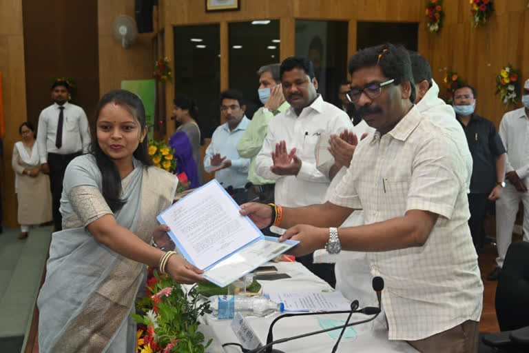 agriculture-services-officers-appointment-in-jharkhand-cm-hemant-soren-handed-over-appointment-letter