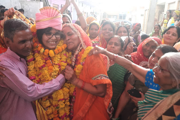 Bharatpur girl Deepesh kumari welcomed in city, to  help the needy