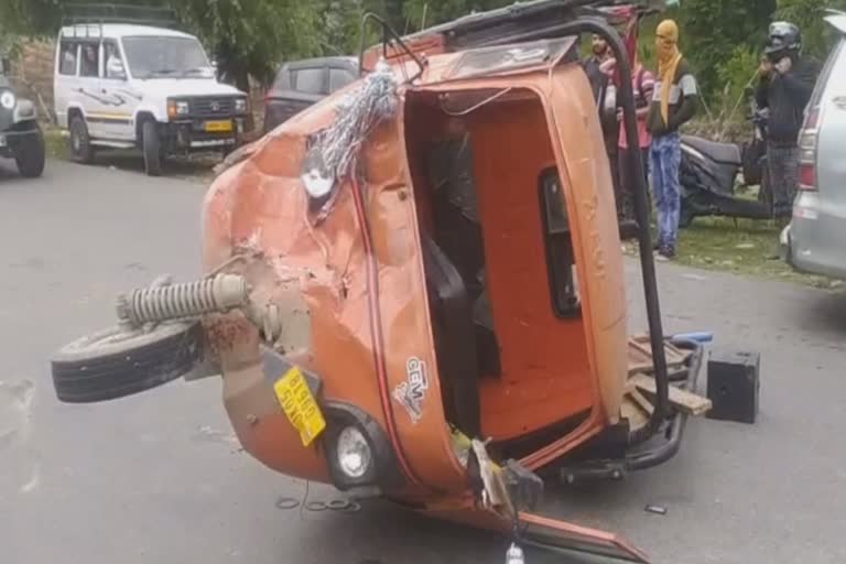 three-injured-in-a-road-accident-on-sri-leh-highway-in-kangan-ganderbal