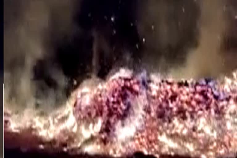 Fierce fire in Tendupatta sacks