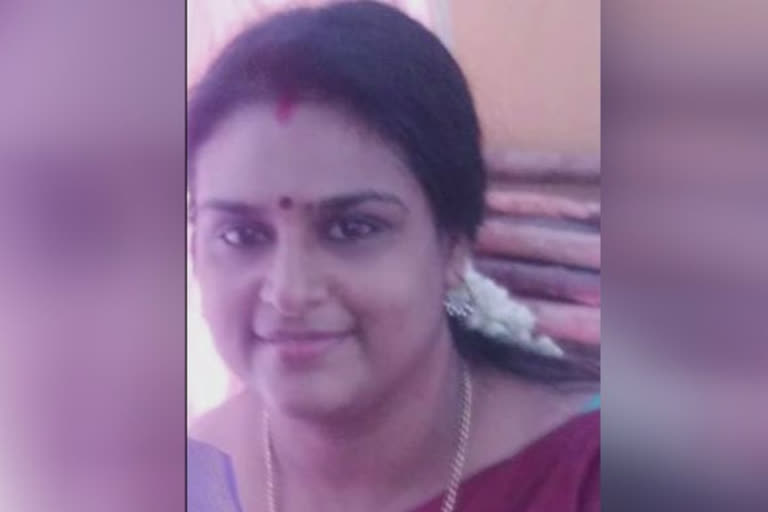 kollam house wife suicide  ഏരൂരില്‍ വീട്ടമ്മ തീകൊളുത്തി ആത്മഹത്യ ചെയ്‌തു  അയിലറ കൈവല്യം