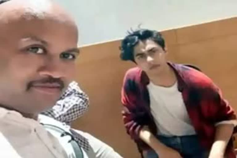 Kiran Gosavi taken selfie with Aryan Khan