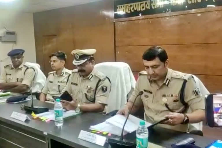 DGP ने पुलिस अधिकारियों के की समीक्षा बैठक