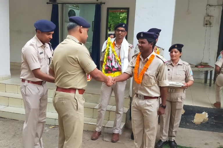 Chaibasa SP honored policemen who passed JPSC exam