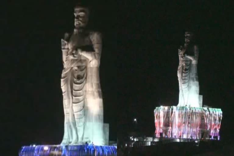 முக்கடலில் மின்னிய திருவள்ளூர் சிலை