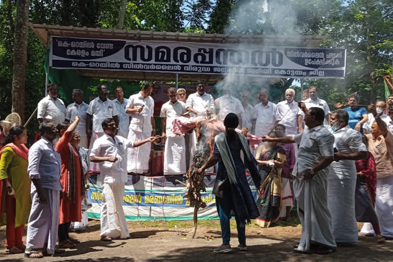 ഇടതു തോൽ‌വിയിൽ കെ റയിൽ സമര കേന്ദ്രങ്ങളിൽ ആഘോഷം  ഇടത് തോൽ‌വിയിൽ കെ റയിൽ സമര കേന്ദ്രങ്ങളിൽ ആഘോഷം  കെ റയിൽ സമര കേന്ദ്രങ്ങളിൽ ആഘോഷം  കെ റയിൽ സമര കേന്ദ്രങ്ങളിൽ ലഡ്ഡു വിതരണം  ഇടത് തോൽ‌വി ആഘോഷമാക്കി കെ റയിൽ സമര കേന്ദ്രങ്ങൾ  പിണറായി വിജയന്‍റെ കോലം കത്തിച്ചു  Celebration at K Rail Strike Centers on Thrikkakkara by election result  Thrikkakkara by election result  Celebration at K Rail Strike Centers