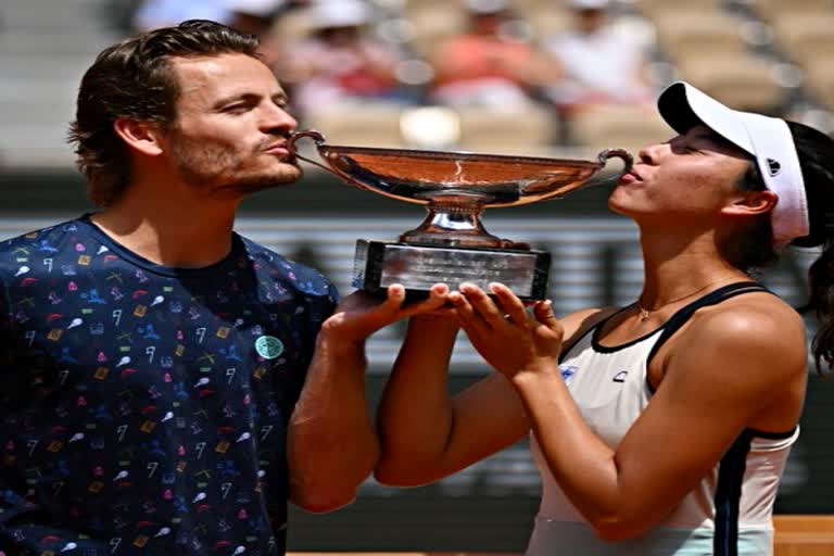 tennis news  French Open  ena shibahara  wesley koolhof  mixed doubles  title  historic  final  sports news in hindi  फ्रेंच ओपन  एना शिबहारा  वेस्ले कूलहोफ  उलरिकके ईकेरी  जोरेन व्लिगेन  मिश्रित युगल  खिताब