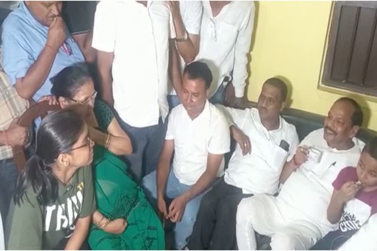 Raghuvar Das was seen laughing when reached Dhanbad to console