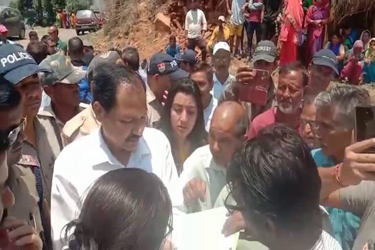 Villagers protest in front of Pauri DFO