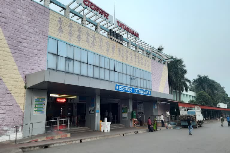 technical-fault-in-coach-of-bhubaneswar-new-delhi-rajdhani-express-at-tatanagar-railway-station