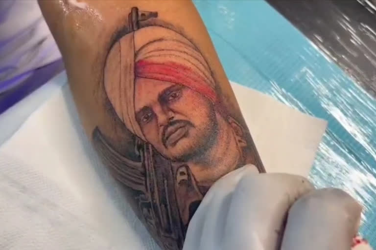 Sidhu Moose Wala's father Balkaur Singh gets his son's face tattooed on his  arm, video goes viral