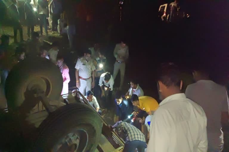 Tractor trolley overturned in Harda district