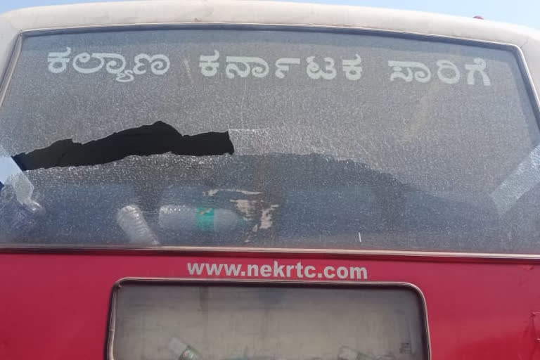 Attack on bus driver and conductor in Srisailam, Srisailam Mallikarnjuna temple, attack on Kannadigas in Srisailam, Srisailam crime news, ಶ್ರೀಶೈಲದಲ್ಲಿ ಬಸ್ ಚಾಲಕ ಮತ್ತು ಕಂಡಕ್ಟರ್ ಮೇಲೆ ಹಲ್ಲೆ, ಶ್ರೀಶೈಲ ಮಲ್ಲಿಕಾರ್ಜುನ ದೇವಸ್ಥಾನ, ಶ್ರೀಶೈಲದಲ್ಲಿ ಕನ್ನಡಿಗರ ಮೇಲೆ ಹಲ್ಲೆ, ಶ್ರೀಶೈಲಂ ಅಪರಾಧ ಸುದ್ದಿ,