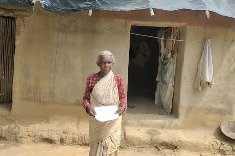 Old Lady is Deprived of Lakshmi Bhandar Project in Durgapur