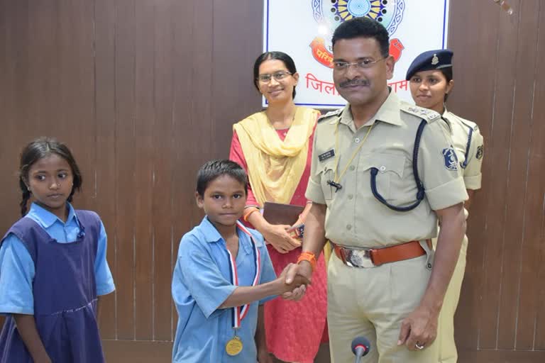 Police help to the children of Dhur Naxal area