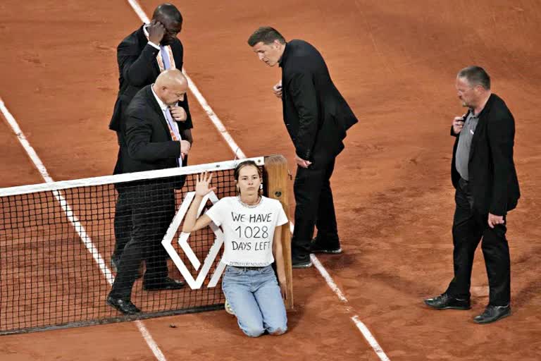 Tennis  French Open  semifinals  Environmental activists  court  enter  sports news in hindi  फ्रेंच ओपन  सेमीफाइनल  कोर्ट  पर्यावरण कार्यकर्ता  जलवायु परिवर्तन