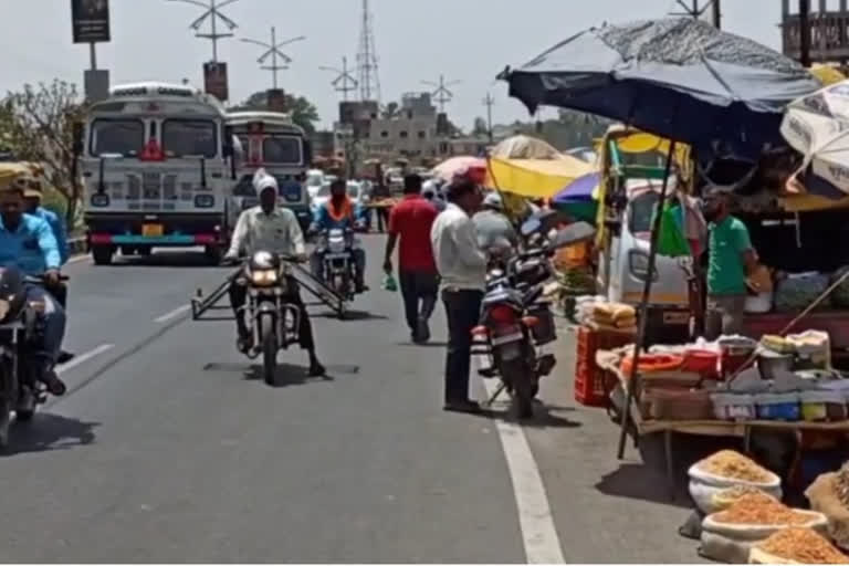 येवल्यात आठवडे बाजार भरतो महामार्गाच्या कडेला