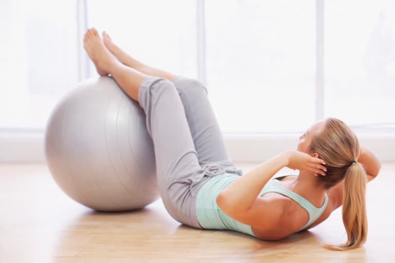 स्टेबिलिटी बॉल, what is a stability ball, stability ball exercises, stability ball fitness, fitness tip, swiss ball for exercise