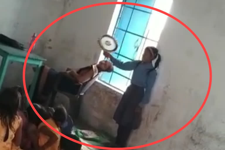 बेतिया में शिक्षिका का स्कूल में सोने का वीडियो वायरल