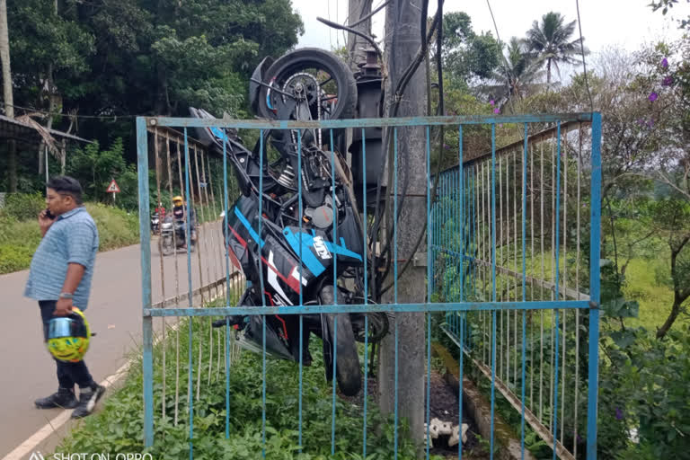 ബൈക്ക് അപകടം  അമിത വേഗതയിലെത്തിയ ബൈക്ക് മറിഞ്ഞു  ഇടുക്കി കട്ടപ്പനയില്‍ ബൈക്ക് അപകടം  bicke accident  Bike accident at Kattappana Vellayamkudi in idukki  Kattappana Vellayamkudi in idukki