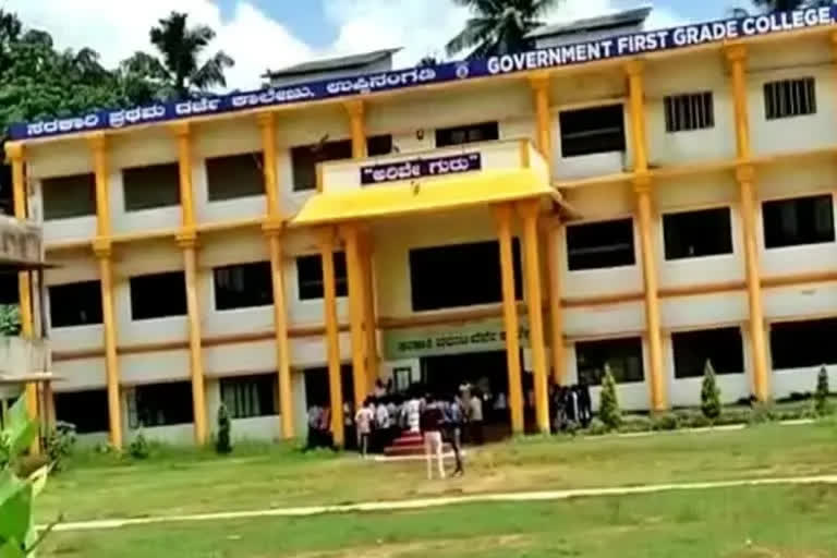 Karnataka Hijab controversy  Uppinangadi college suspends students  students suspended for wearing hijab  കർണാടക ഹിജാബ് വിവാദം  ഉപ്പിനങ്ങാടി സർക്കാർ ഫസ്റ്റ് ഗ്രേഡ് കോളജ്  ഹിജാബ് ധരിച്ചതിന് വിദ്യാർഥിനിക്ക് സസ്പെൻഷൻ