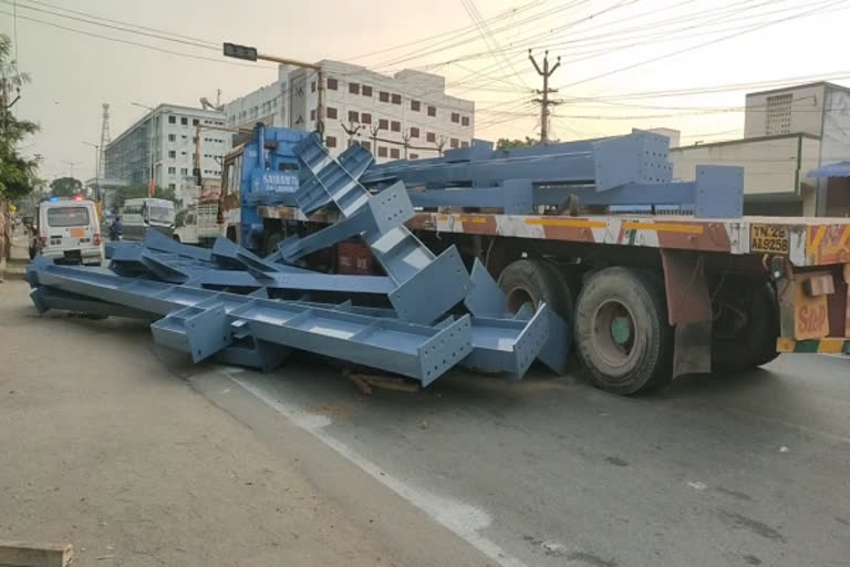 நெடுஞ்சாலையில் லாரியில் ஏற்றி வந்த ராட்சச பீம் சங்கிலி அவிழ்ந்து விழுந்து போக்குவரத்து பாதிப்பு