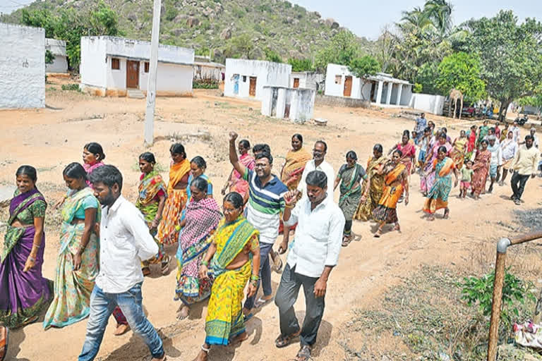 త్యాగం పరిహాసం.. ముంపు గ్రామాలకు పరిహారం పంపిణీలో తీవ్ర జాప్యం