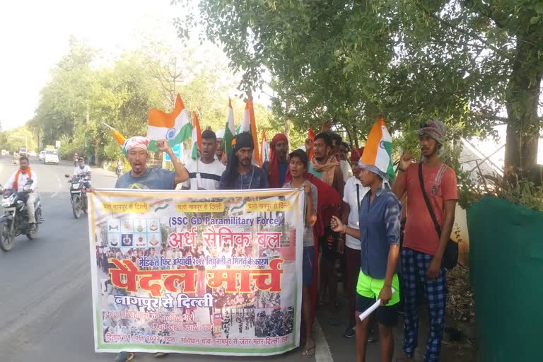 Youth started foot march from nagpur to delhi