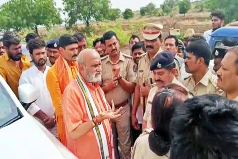 ಗಡಿಯಲ್ಲೇ ಮುತಾಲಿಕ್‌, ಆಂದೋಲಾ ಶ್ರೀ ತಡೆದ ಪೊಲೀಸರು​