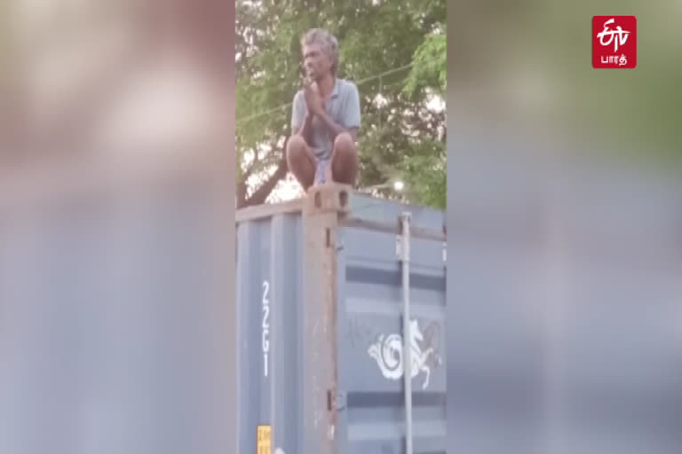 சரக்கு ரயிலில் கண்டெய்னர் மேல் நின்றபடி பயணம் செய்த நபரால் பரபரப்பு!