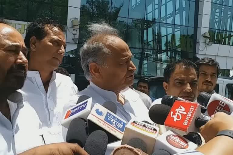 CM Ashok Gehlot reached Udaipur by special plane to BSP MLAs
